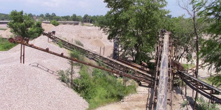 रुपन्देहीका क्रसर उद्योगमा अवैध नदीजन्य पदार्थ डम्प, नियामक निकाय मौन