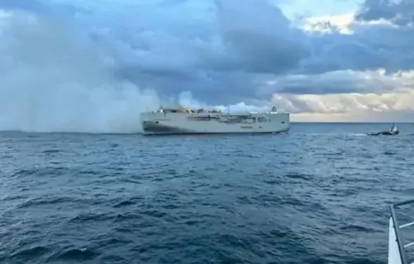 नेदरल्याण्ड्समा कार बोकेको कार्गोमा आगलागी