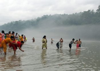 तीर्थस्थल देवघाटधाममा स्नान गर्नेको भीड