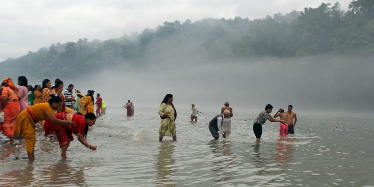 तीर्थस्थल देवघाटधाममा स्नान गर्नेको भीड