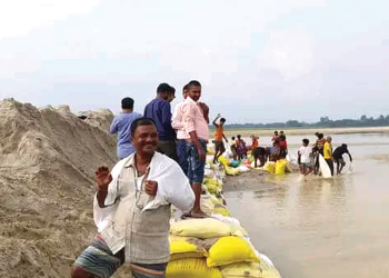 बलान नदी नियन्त्रण गर्न अस्थायी तटबन्ध निर्माण