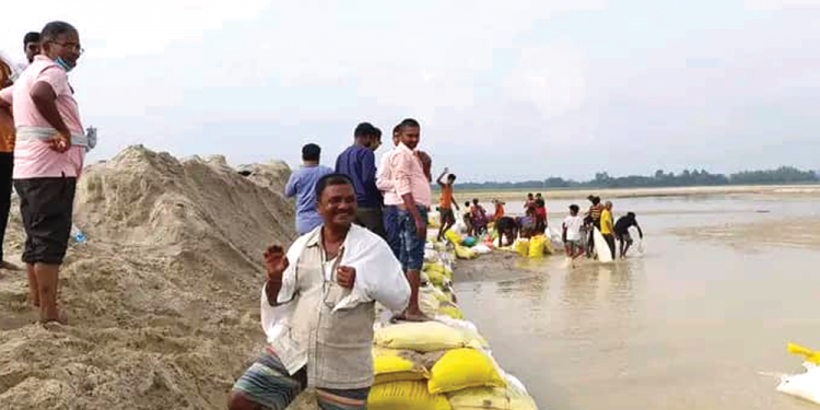 बलान नदी नियन्त्रण गर्न अस्थायी तटबन्ध निर्माण