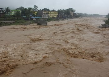 तिनाउ नदीमा बाढीको जोखिमः आसपासका स्थानीयलाई सुरक्षित स्थानमा सर्न आग्रह