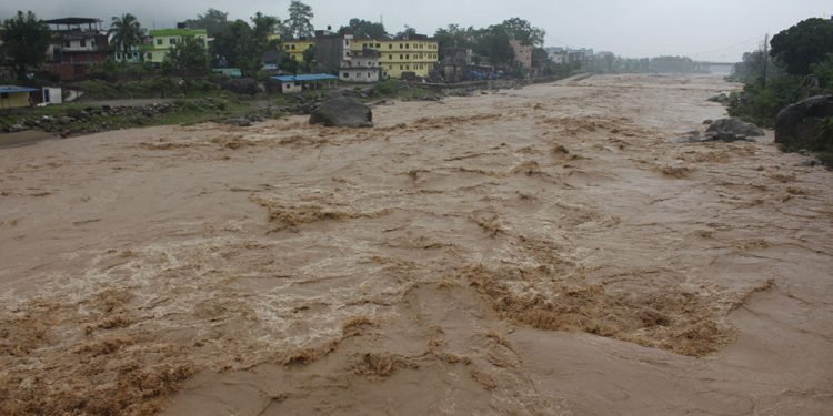 तिनाउ नदीमा बाढीको जोखिमः आसपासका स्थानीयलाई सुरक्षित स्थानमा सर्न आग्रह