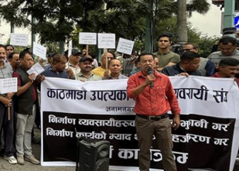 सरकारविरुद्ध सडकमा निस्किए ठेकेदार