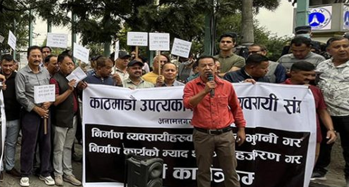 सरकारविरुद्ध सडकमा निस्किए ठेकेदार