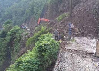 पहिरोका कारण तीनवटा राजमार्ग अवरुद्ध, १३ वटा एकतर्फी सञ्चालन