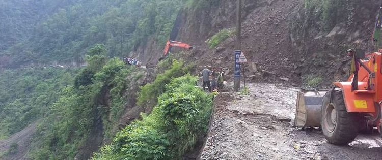पहिरोका कारण तीनवटा राजमार्ग अवरुद्ध, १३ वटा एकतर्फी सञ्चालन