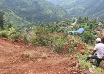 दोलखाको गौरीशंकरमा पहिरोले घर बगाउँदा तीन जना बेपत्ता