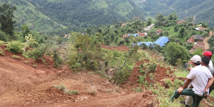 दोलखाको गौरीशंकरमा पहिरोले घर बगाउँदा तीन जना बेपत्ता