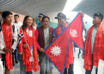 कीर्तिमानी पर्वतारोहीलाई विमानस्थलमा भव्य स्वागत