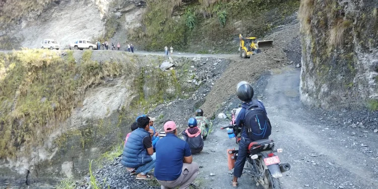 बेनी–जोमसोम र बेनी–दरवाङ सडकमा पहिरोको जोखिम