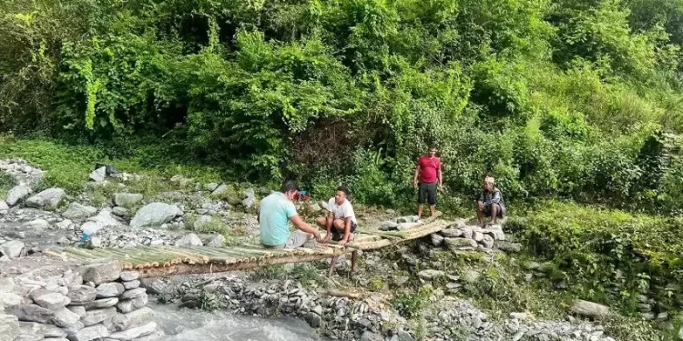 झोलुङ्गे पुलको जिल्लाले परिचित बागलुङमा पनि ‘फड्के’को बाध्यता