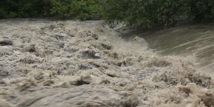 भारी वर्षाका कारण बाग्मती नदीले खतरा तह पार गर्यो