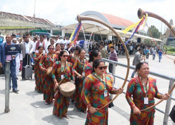 ठूलो संख्यामा नेपाल आएका बङ्गलादेशी पर्यटकलाई पञ्चेबाजासहित स्वागत