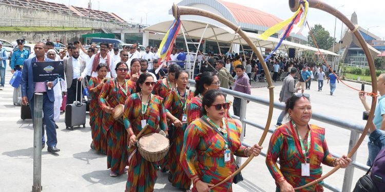 ठूलो संख्यामा नेपाल आएका बङ्गलादेशी पर्यटकलाई पञ्चेबाजासहित स्वागत