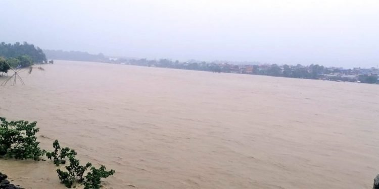 नारायणी नदीको बाढी बोटे वस्तीमा पस्यो