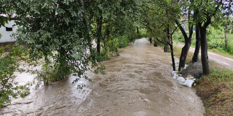 भक्तपुरमा पहिरोले एक घर भत्कियो, हनुमन्ते खोलामा बढ्यो बाढी