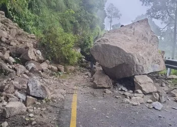 धनगढी–डडेलधुरा राजमार्ग चार दिनदेखि अवरुद्ध, यात्रुलाई सास्ती