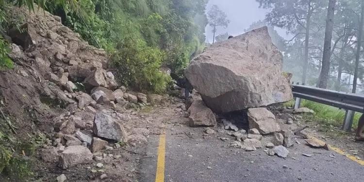 धनगढी–डडेलधुरा राजमार्ग चार दिनदेखि अवरुद्ध, यात्रुलाई सास्ती