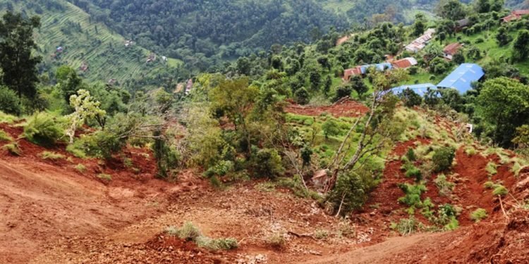 पहिरोको डरले रातभर सुत्दैनन् ढुमा गाउँका स्थानीय
