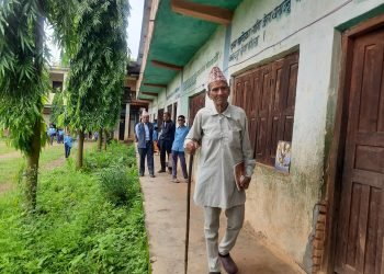 पढाइको भोकः ९० वर्षीय डाँगी कक्षा १ को विद्यार्थी