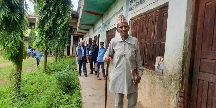 पढाइको भोकः ९० वर्षीय डाँगी कक्षा १ को विद्यार्थी