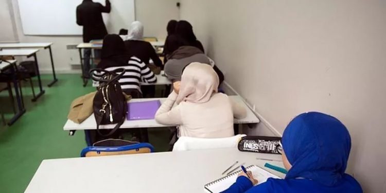 फ्रान्सेली विद्यालयमा अबाया लगाउन प्रतिबन्ध