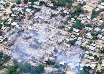 सेनाले गाउँमाथि बम बर्साएपछि जंगलतिर भाग्दै बर्मेलीहरू