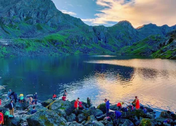 तीर्थयात्रीको उपचारका लागि चिकित्सकको समूह गोसाइँकुण्डमा