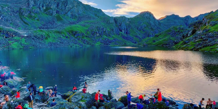 तीर्थयात्रीको उपचारका लागि चिकित्सकको समूह गोसाइँकुण्डमा