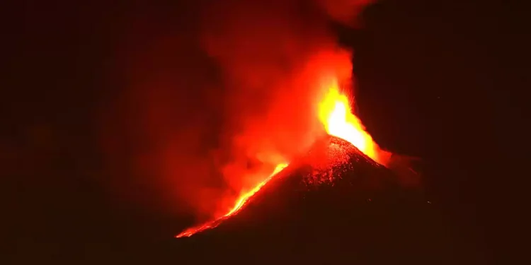युरोपको सबैभन्दा अग्लो र सक्रिय ज्वालामुखी फेरि विस्फोट