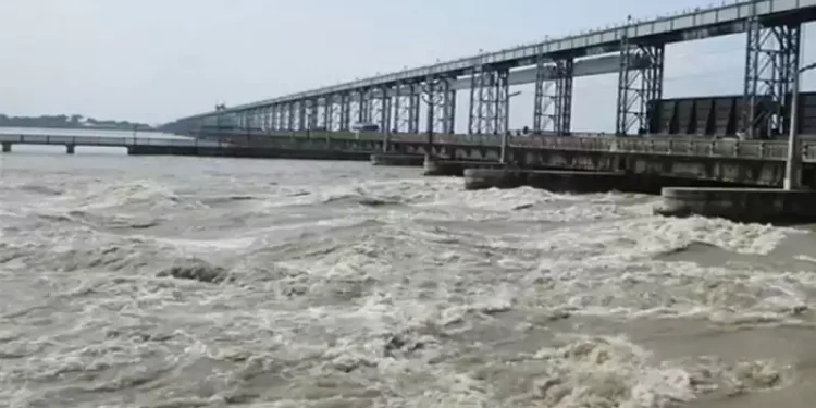 कोशी ब्यारेजका ५६ वटै ढोका खोलियो, सतर्क रहन प्रशासनको आग्रह