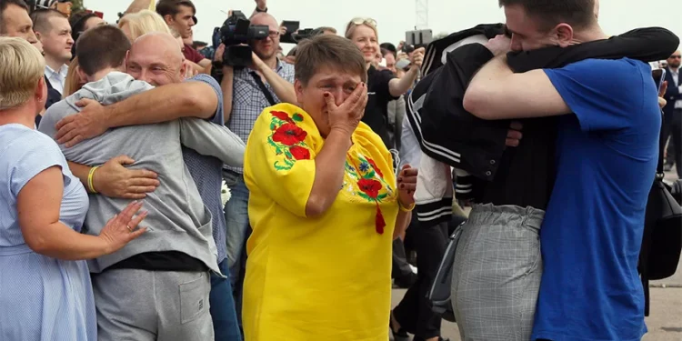 रूससँगको कैदी आदानप्रदानमा सयौँ युक्रेनी नागरिक रिहा