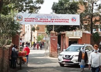 एउटा बच्चाको खोप अर्कोलाई लगाउँदा…