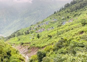 जमिन भासिँदै गएपछि खानीगाउँ पहिरोको जोखिममा