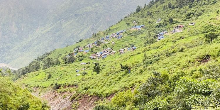 जमिन भासिँदै गएपछि खानीगाउँ पहिरोको जोखिममा