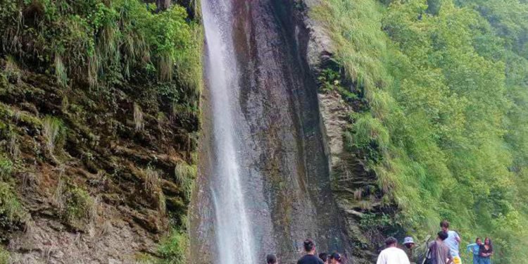 म्याग्दीको कोप्रे झरना आन्तरिक पर्यटकको रोजाइमा