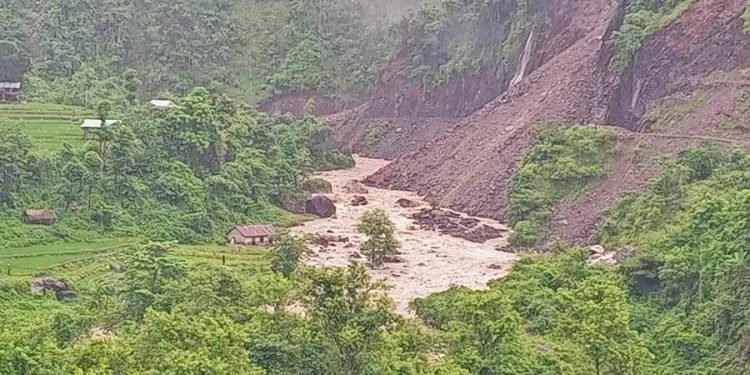 मकवानपुर: १४ घण्टापछि पहिरोमा बगेका व्यक्ति जीवितै