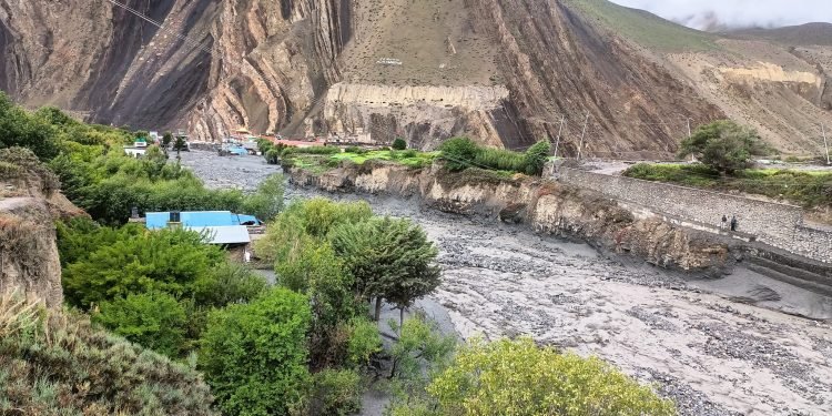 मुस्ताङमा बाढीले १० घर, प्रहरी चौकी र पुल बगायो