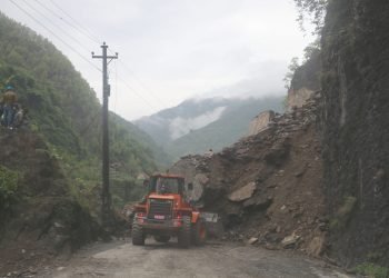 नारायणगढ–मुग्लिन सडकको पहिरो पन्छाउन अझै ५–६ घण्टा लाग्ने