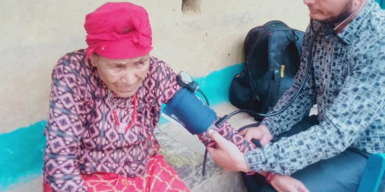घरमै पुगेर ज्येष्ठ नागरिकको उपचार