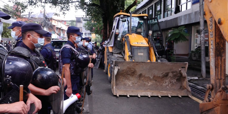 सडकमा डोजर तेर्स्याएर प्रधानमन्त्री निवास अगाडि निर्माण व्यवसायीको विरोध