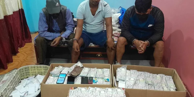 नक्कली नोटसहित तीन जना पक्राउ