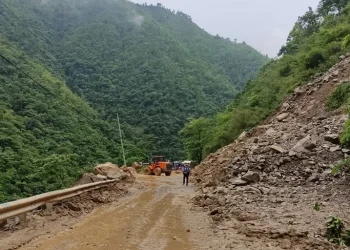 पहिरोले नारायणगढ–मुग्लिन सडक अवरुद्ध