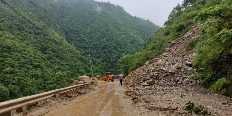 पहिरोले नारायणगढ–मुग्लिन सडक अवरुद्ध