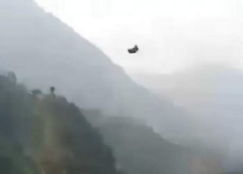 पाकिस्तानमा १२ सय फिट उचाईको तुइनमा आठ जना अड्किएपछि….