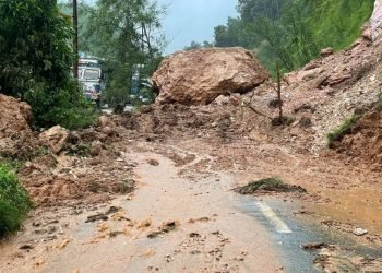 बाढी–पहिराले ठाउँ–ठाउँमा राजमार्ग अवरुद्ध