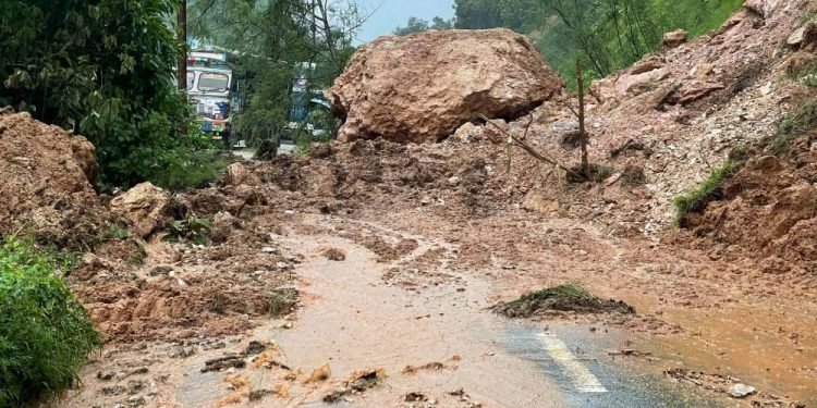 बाढी–पहिराले ठाउँ–ठाउँमा राजमार्ग अवरुद्ध