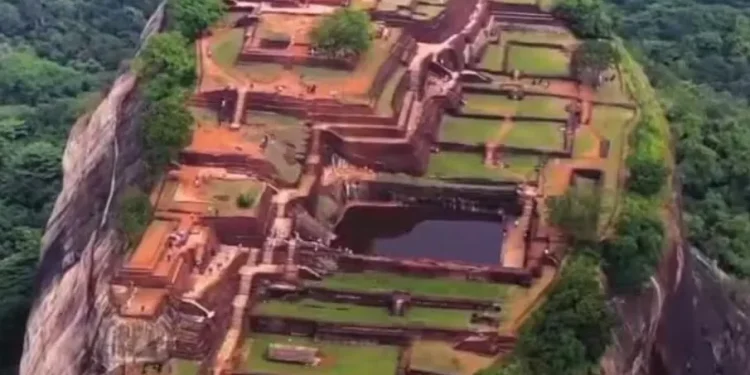 श्रीलङ्कामा विशाल ढुंगामा ‘रावणको दरबार’